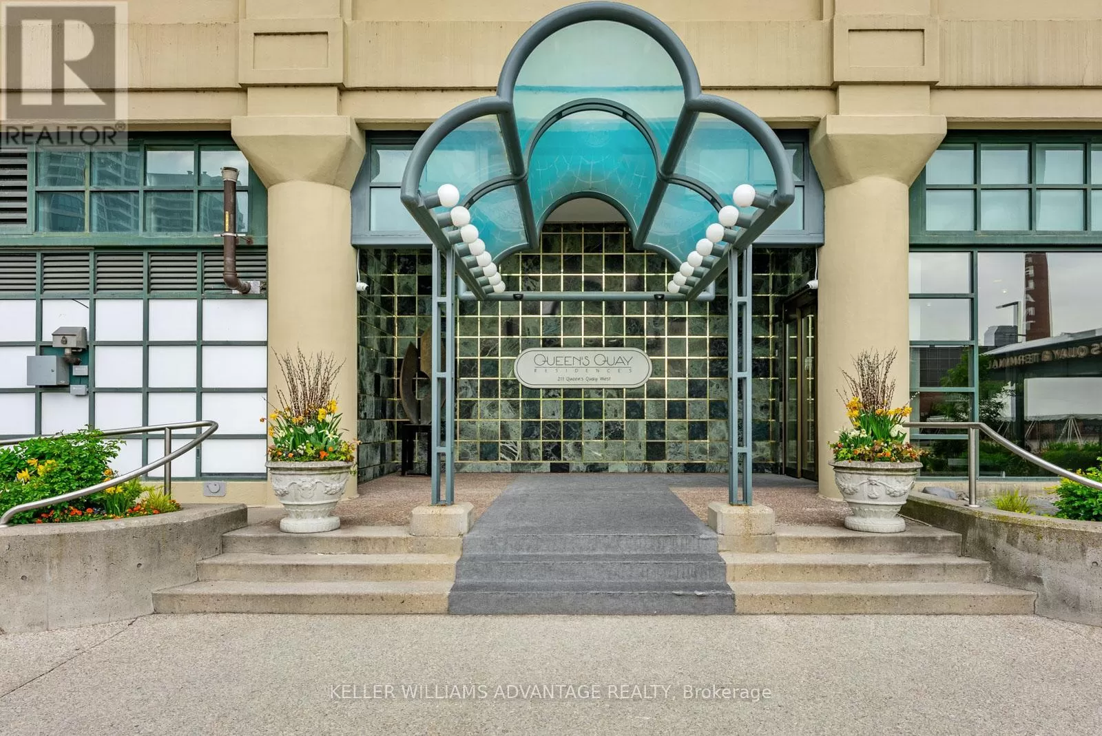 Apartment for rent: 905/906 - 211 Queens Quay W, Toronto, Ontario M5J 2M6