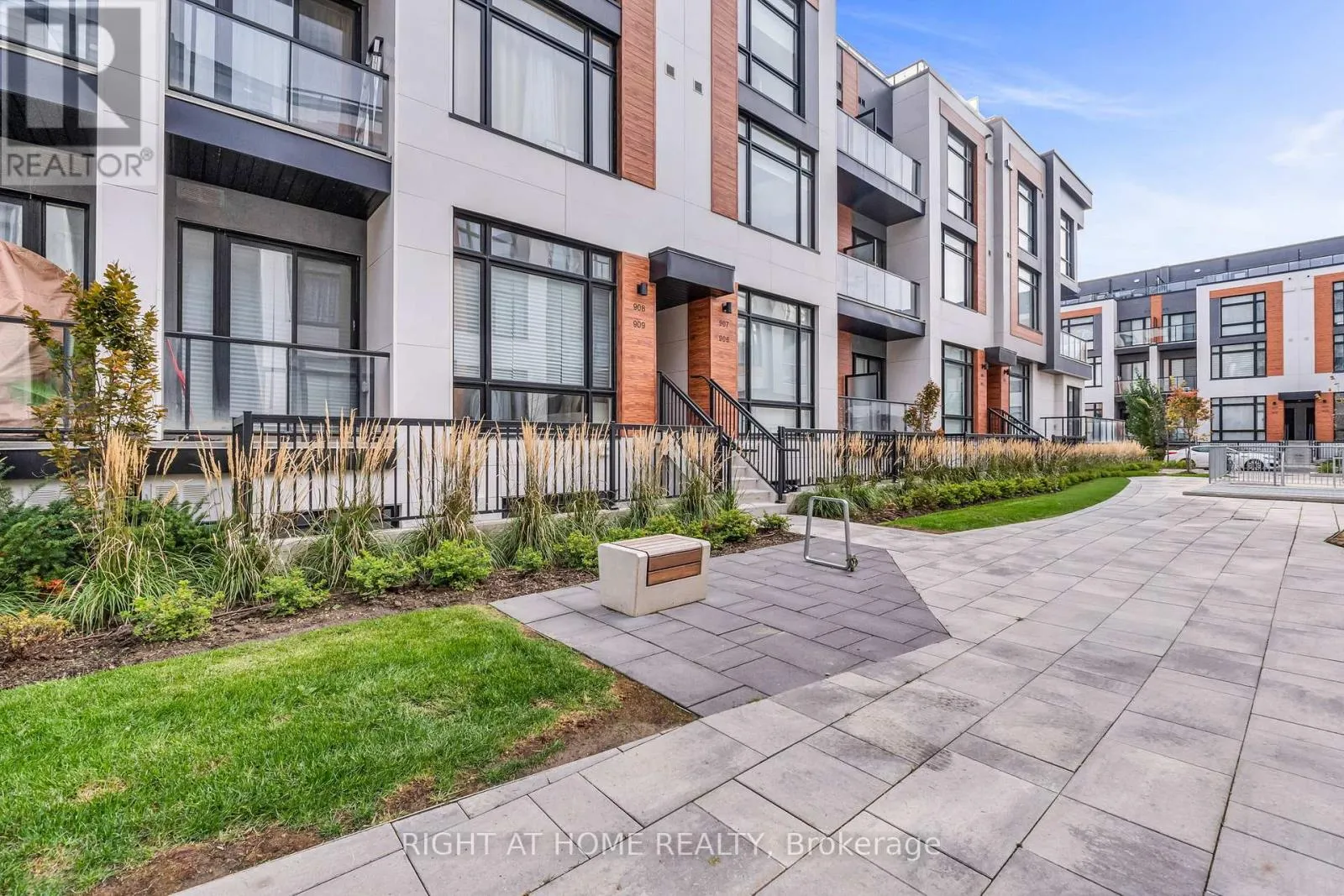 Row / Townhouse for rent: 907 - 2 Steckley House Lane, Richmond Hill, Ontario L4S 0N4