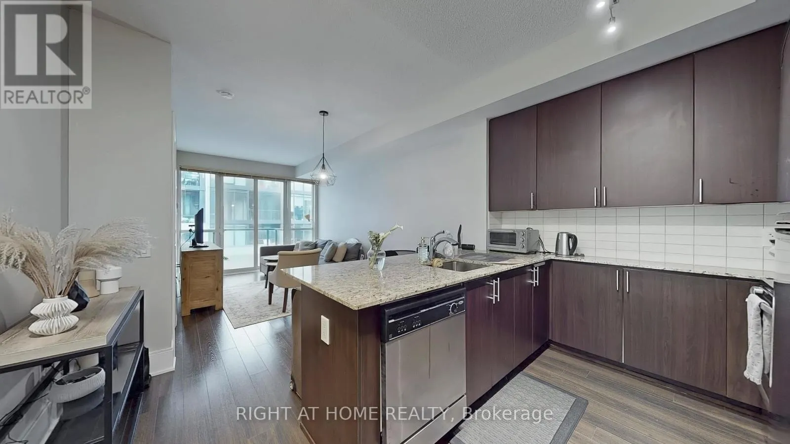 Apartment for rent: 907 - 560 Front Street W, Toronto, Ontario M5V 1C1