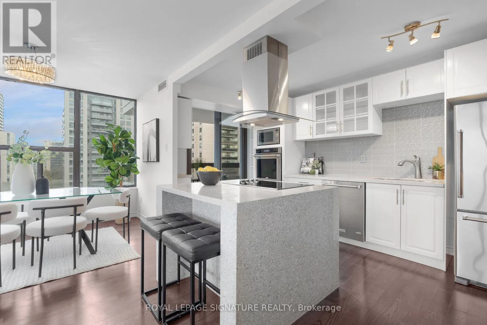 Apartment for rent: 911 - 100 Quebec Avenue E, Toronto, Ontario M6P 4B8