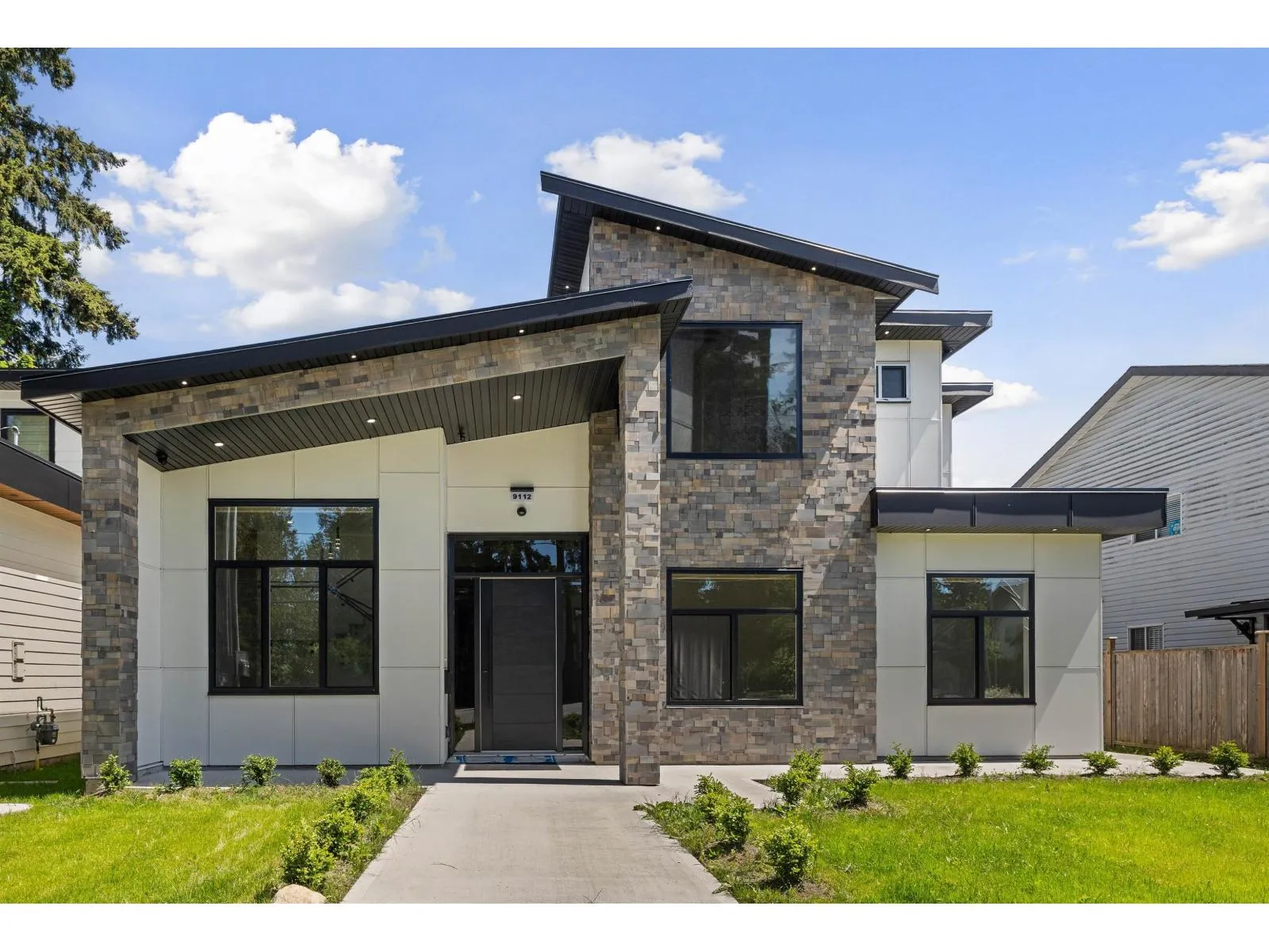 House for rent: 9112 156 Street, Surrey, British Columbia V3R 5Y8