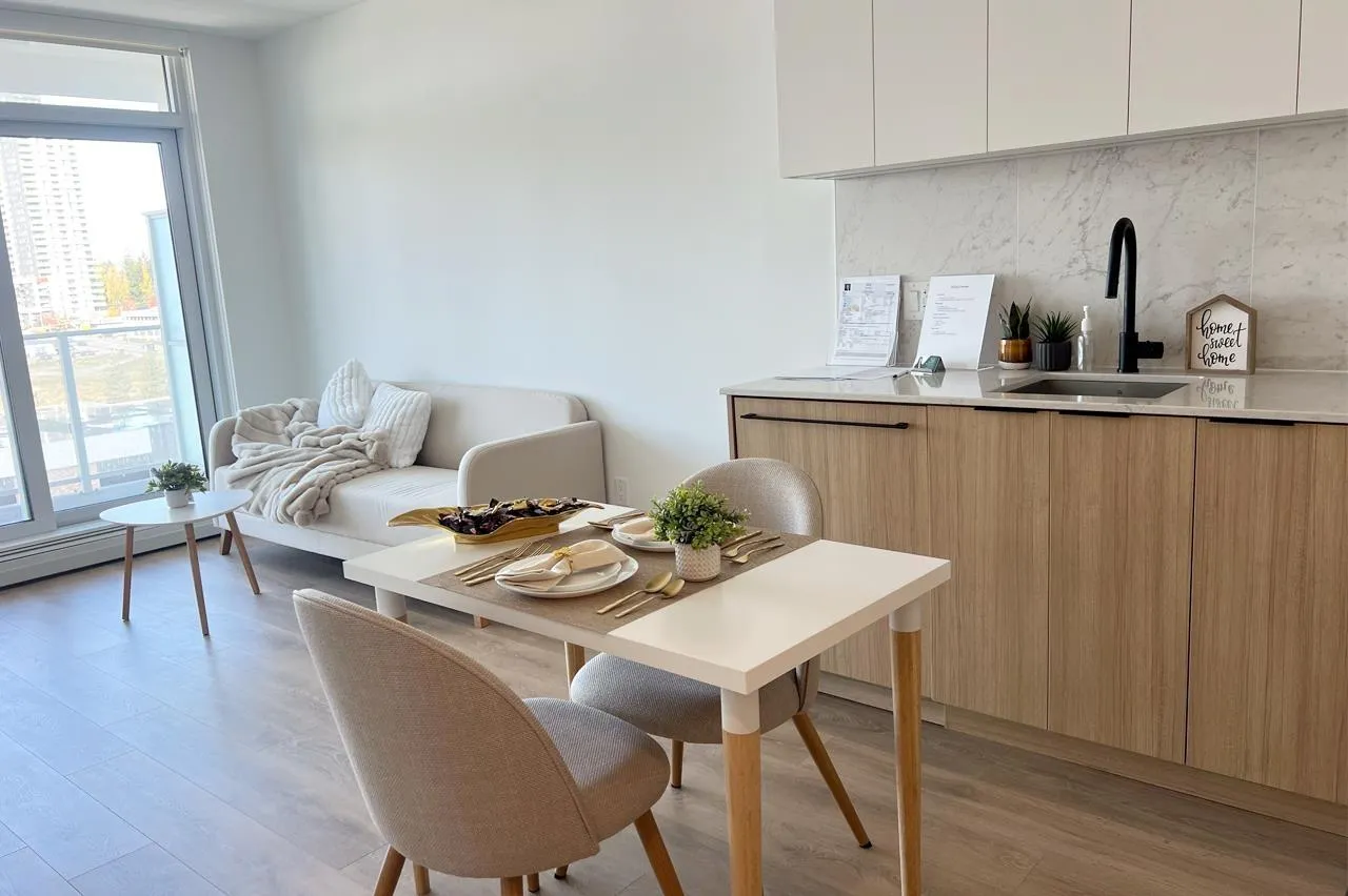 Apartment for rent: 912 13685 102 Avenue, Surrey, British Columbia V3T 1N7