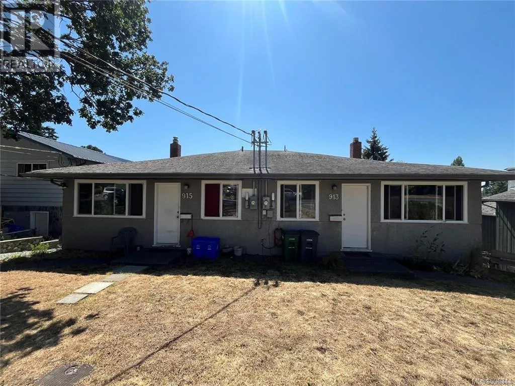 Duplex for rent: 913 Falmouth Rd, Saanich, British Columbia V8X 3A3