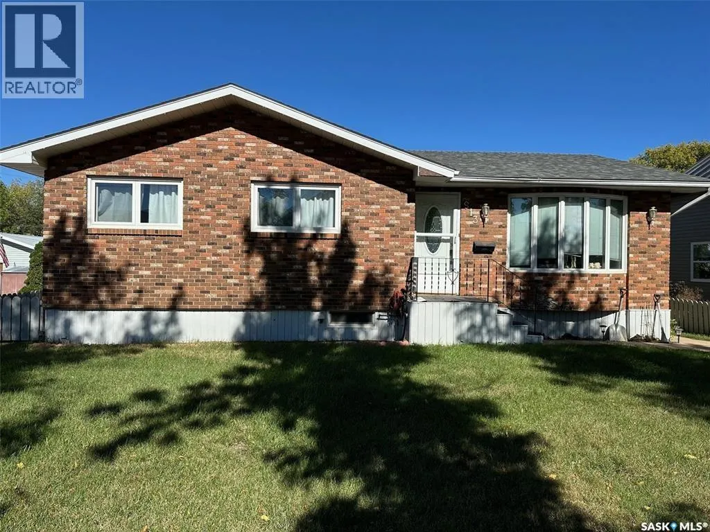 House for rent: 913 Third Street, Estevan, Saskatchewan S4A 0R2