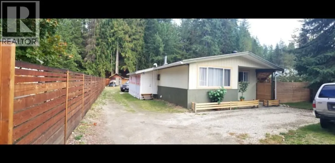 House for rent: 914 Columbia Crescent, Nakusp, British Columbia V0G 1R0