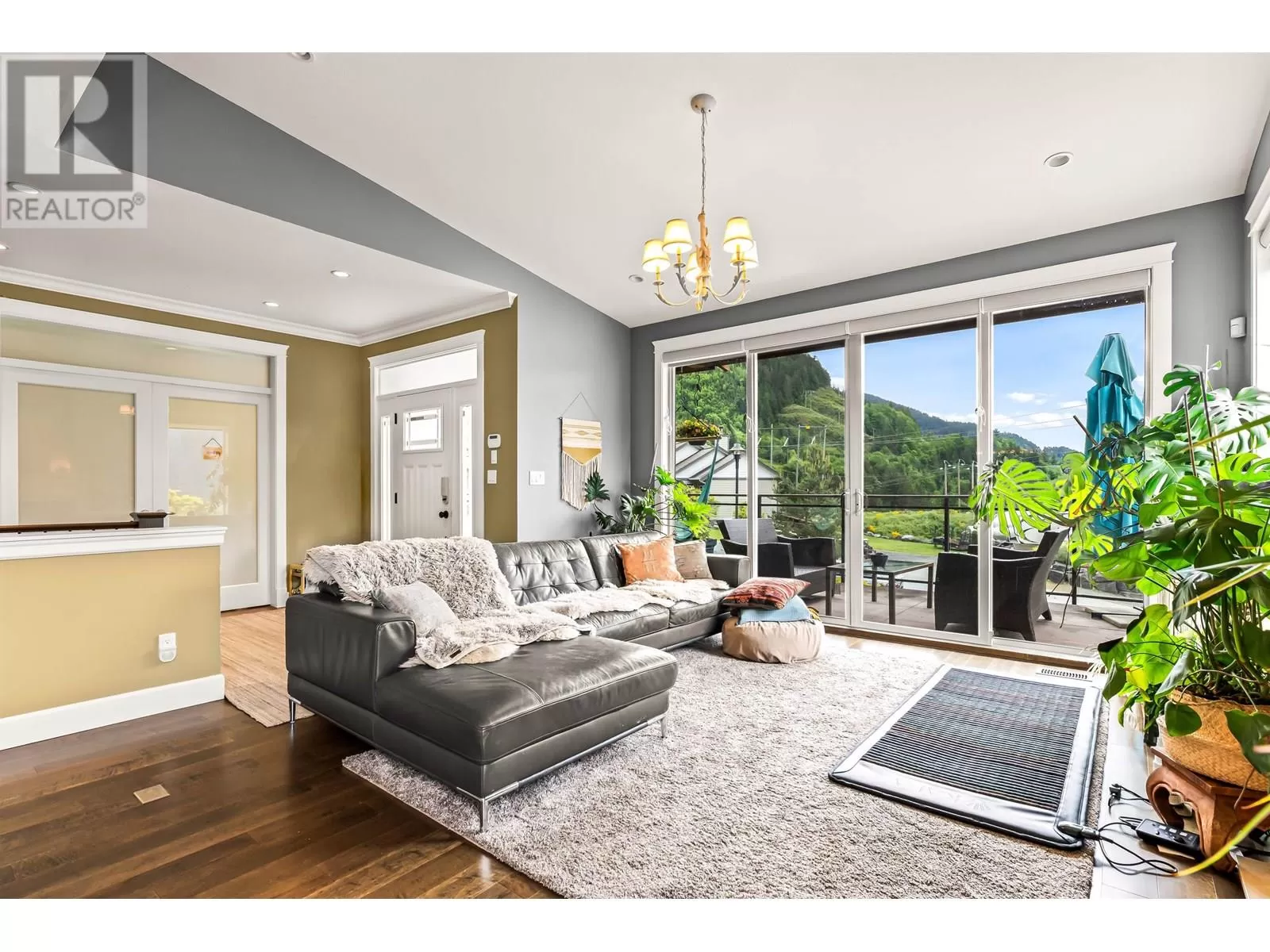 House for rent: 915 Thistle Place, Britannia Beach, British Columbia V0N 1J0