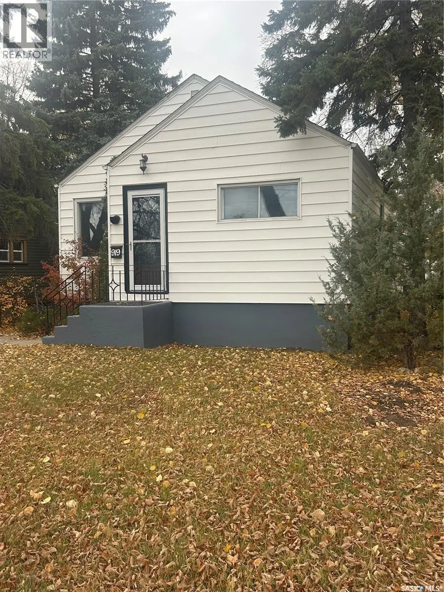 House for rent: 919 C Avenue N, Saskatoon, Saskatchewan S7L 1W7