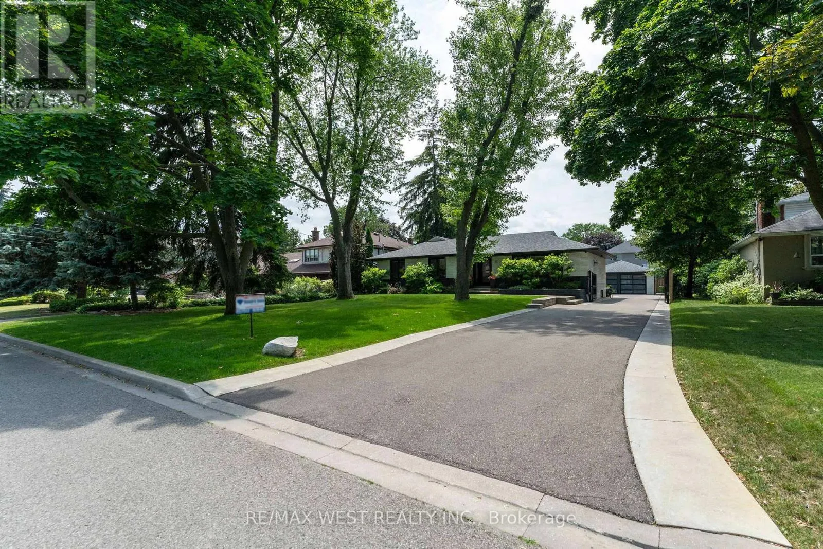 House for rent: 92 Warwood Road, Toronto, Ontario M9B 5B7