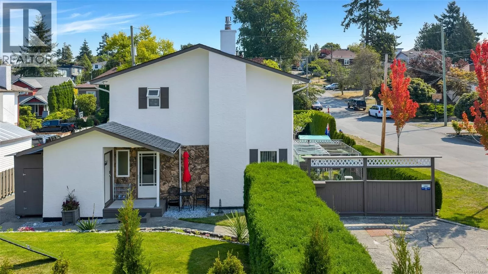 Duplex for rent: 920 Agnes St, Esquimalt, British Columbia V9A 5X4