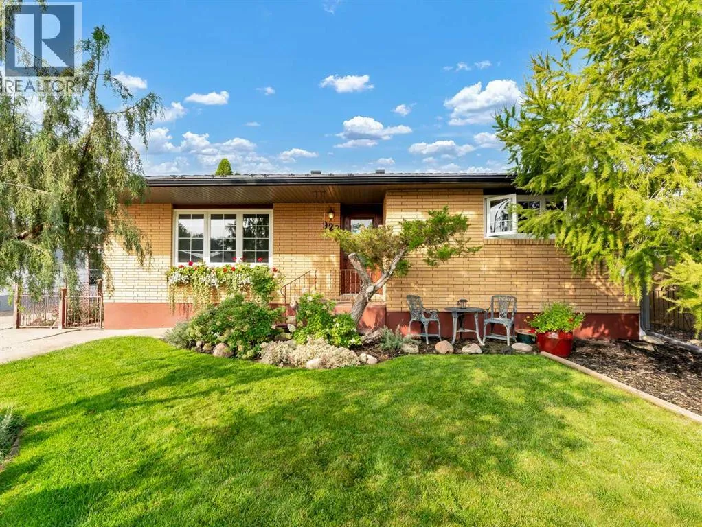 House for rent: 922 Bassett Crescent Nw, Medicine Hat, Alberta T1A 6Z4