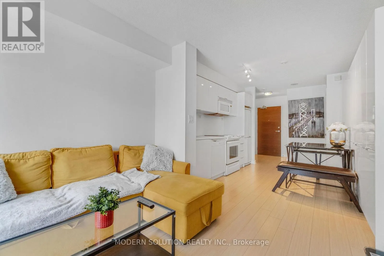 Apartment for rent: 925 - 10 Capreol Court, Toronto, Ontario M5V 4B3