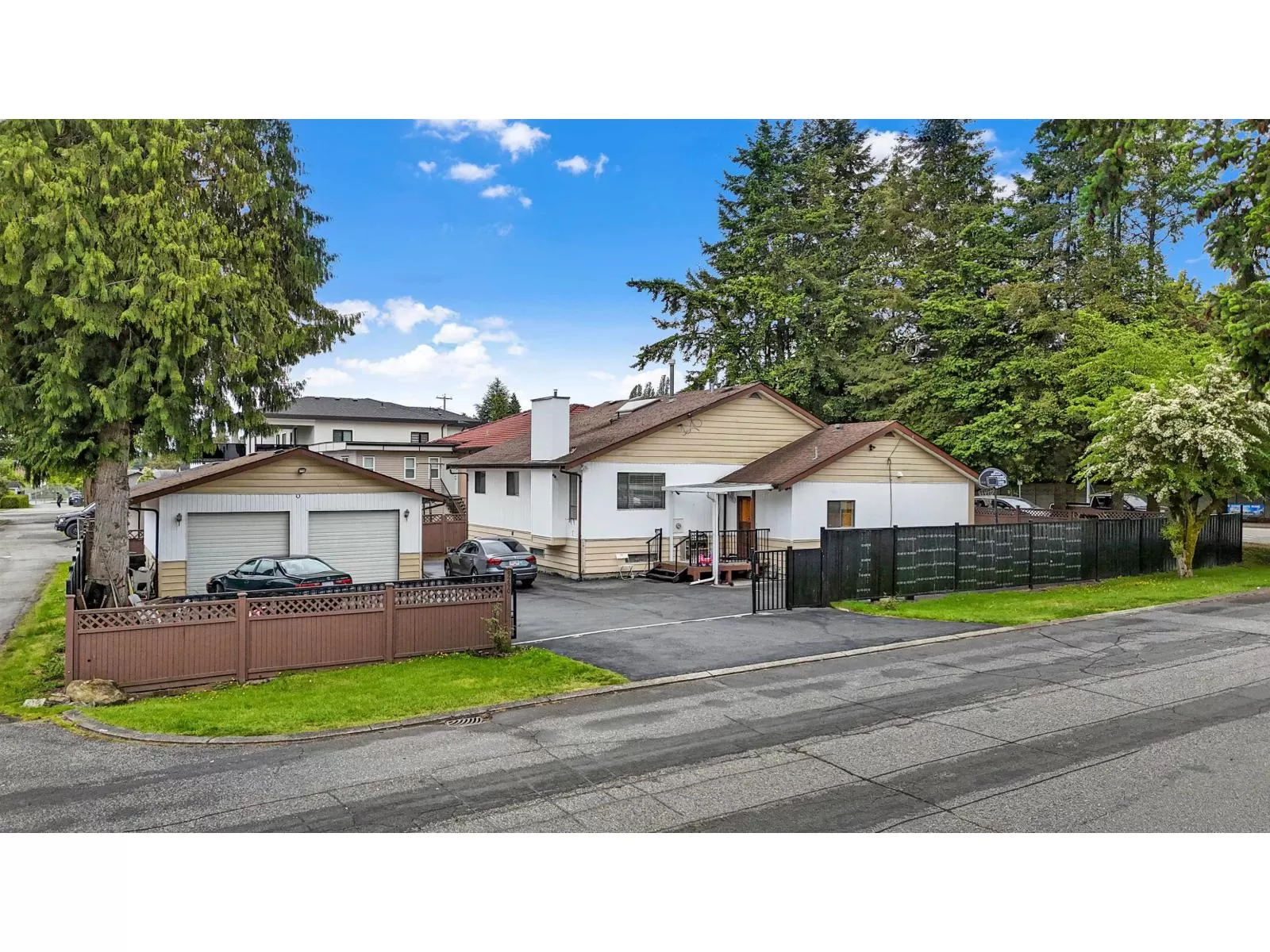 House for rent: 9290 128 Street, Surrey, British Columbia V3V 5N2