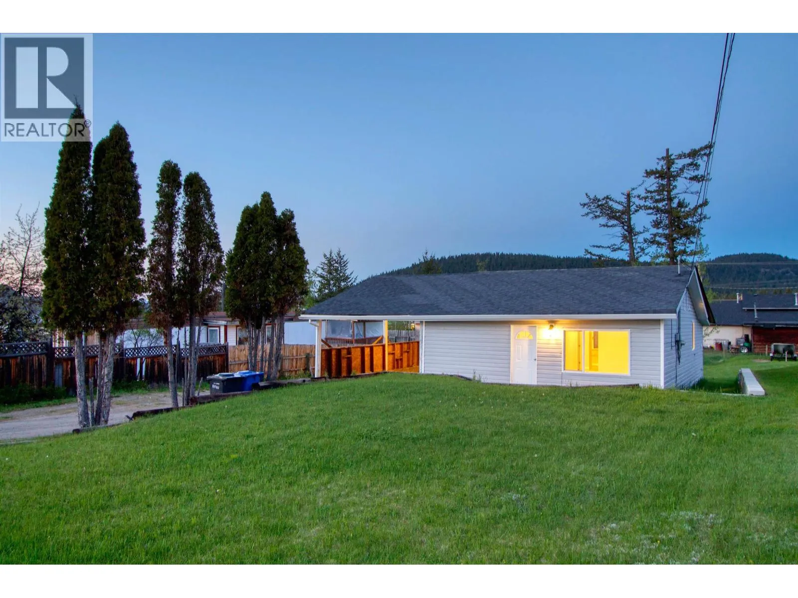 House for rent: 933 Scott Road, 100 Mile House, British Columbia V0K 2E0