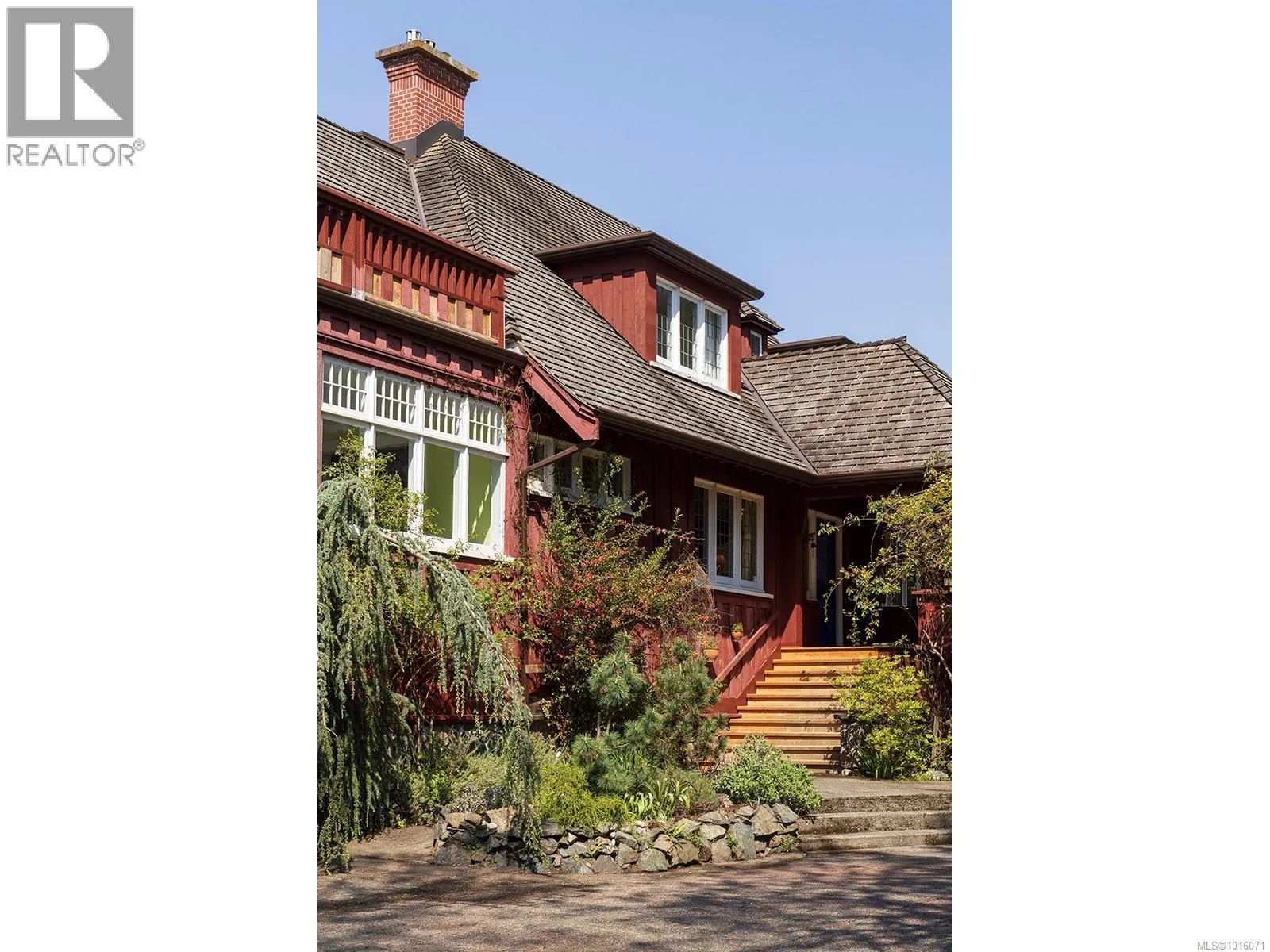 House for rent: 934a Foul Bay Rd, Oak Bay, British Columbia V8S 4H8