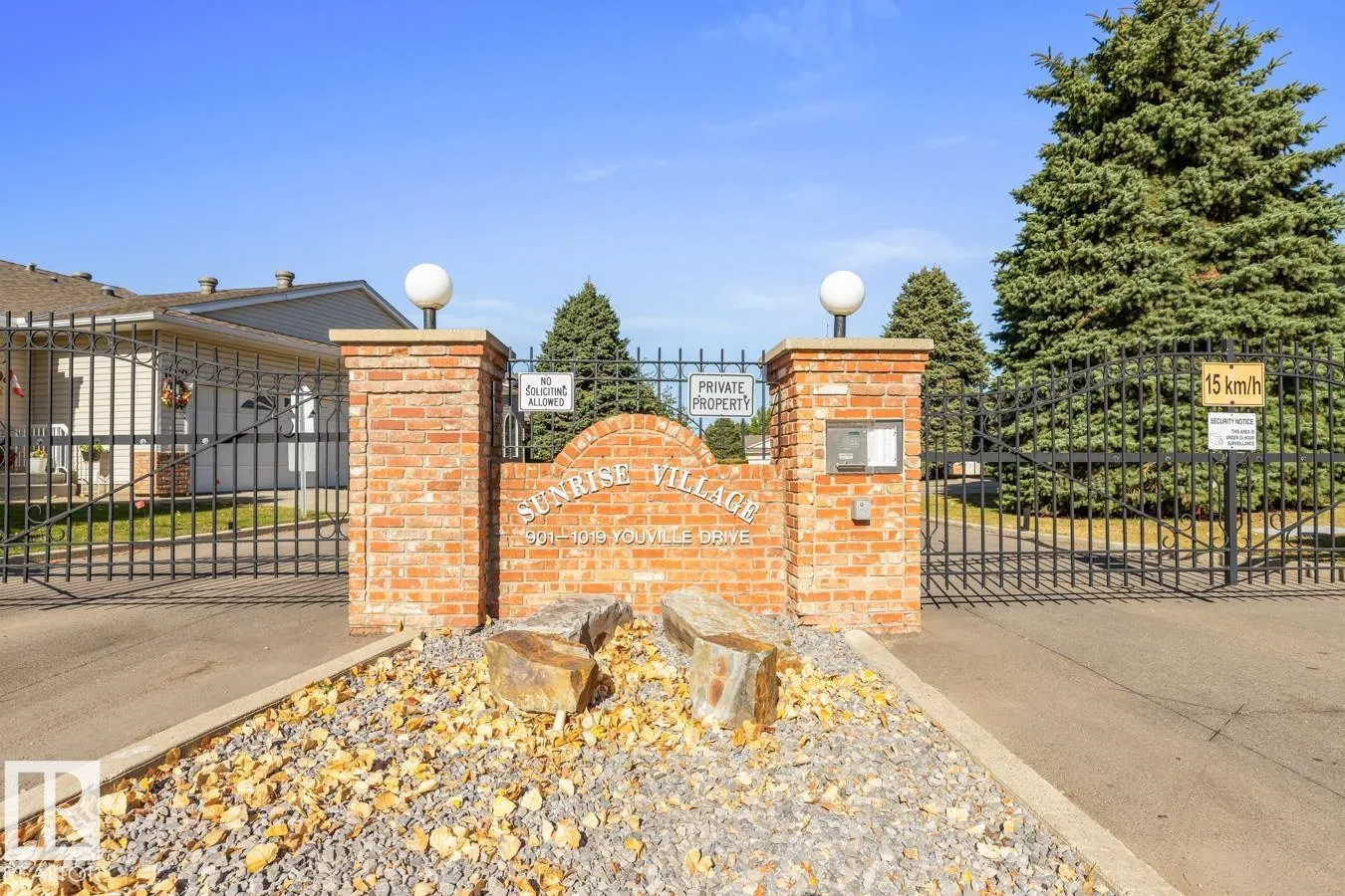 Row / Townhouse for rent: 935 Youville Dr W Nw, Edmonton, Alberta T6L 6T2