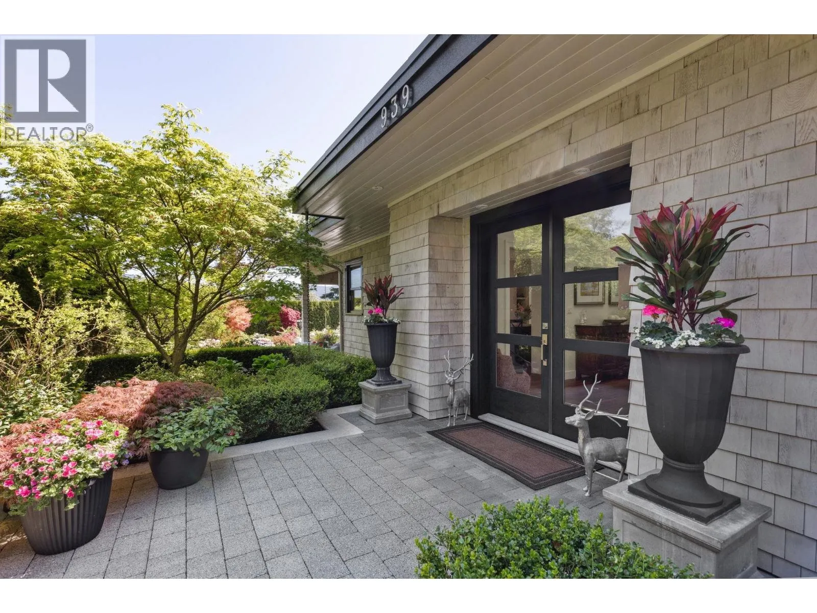 House for rent: 939 Friar Crescent, North Vancouver, British Columbia V7G 1M5