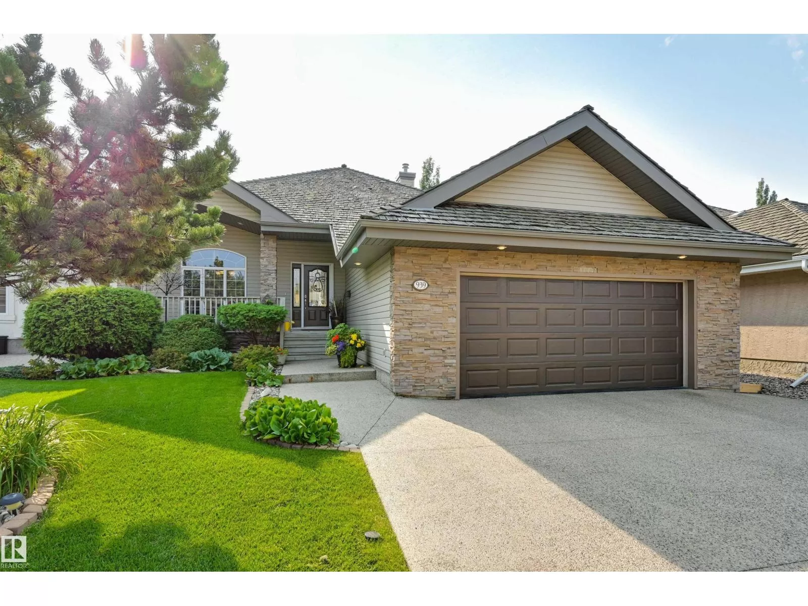 House for rent: 939 Haliburton Rd Nw, Edmonton, Alberta T6R 2Z6