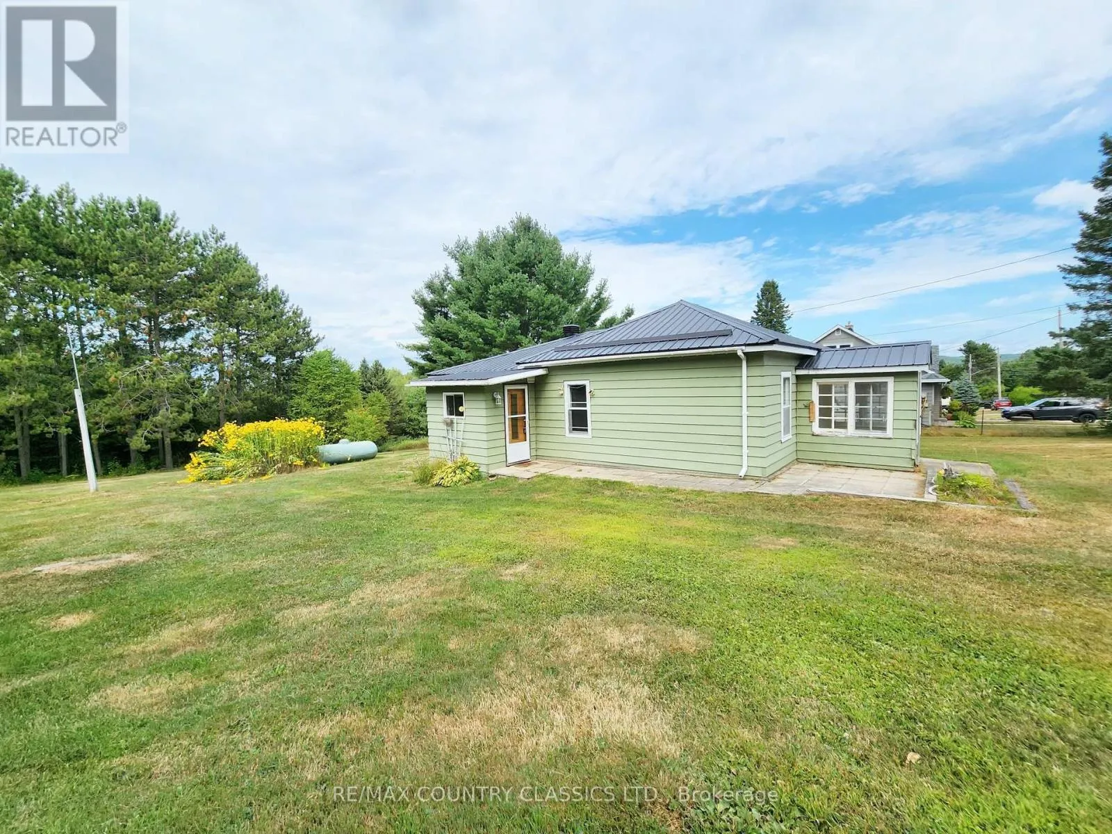 House for rent: 94 Paradise Road, South Algonquin, Ontario K0J 2M0