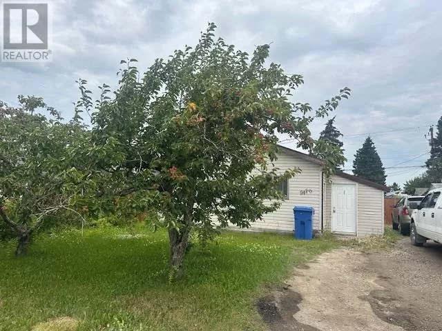 Triplex for rent: 9420 102 Avenue, Fort St. John, British Columbia V1J 2C6