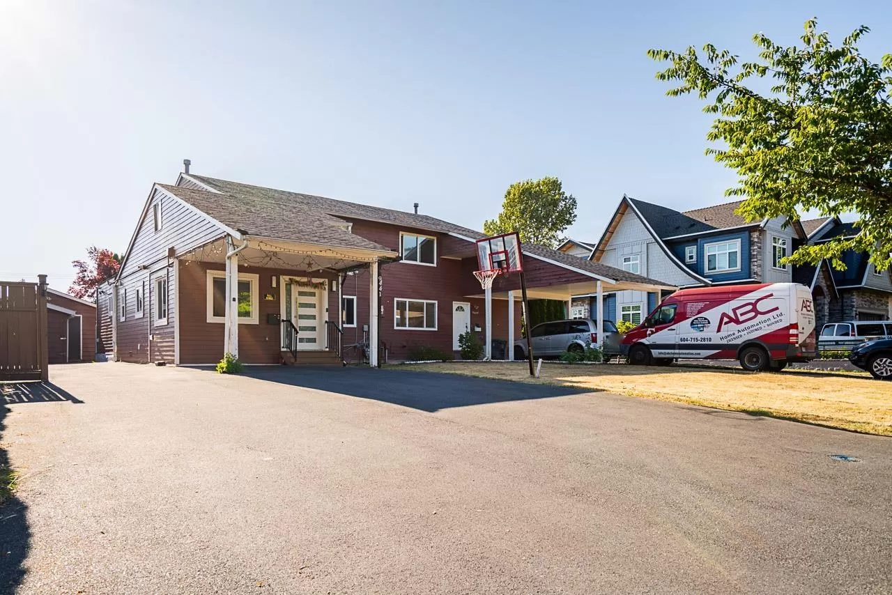 Duplex for rent: 9441 132a Street, Surrey, British Columbia V3V 6W3