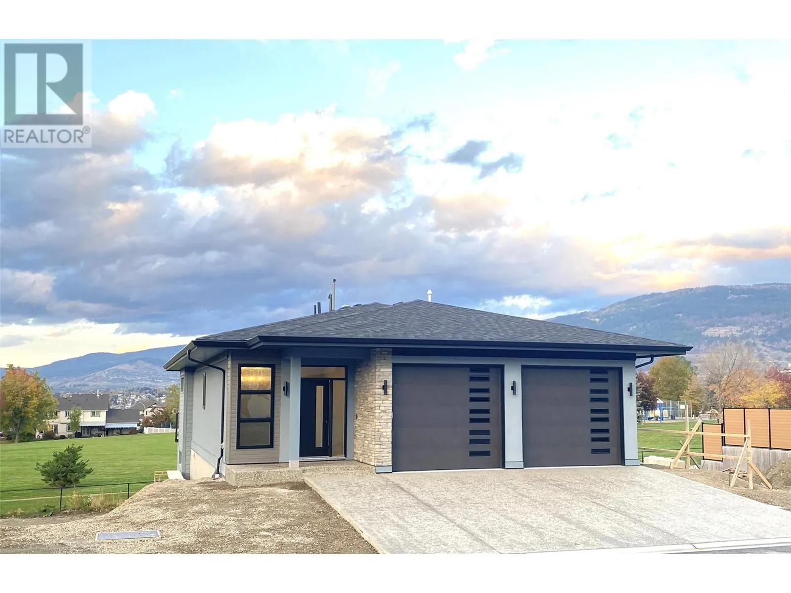 Duplex for rent: 975 Mt Burnham Road, Vernon, British Columbia V1B 2B6