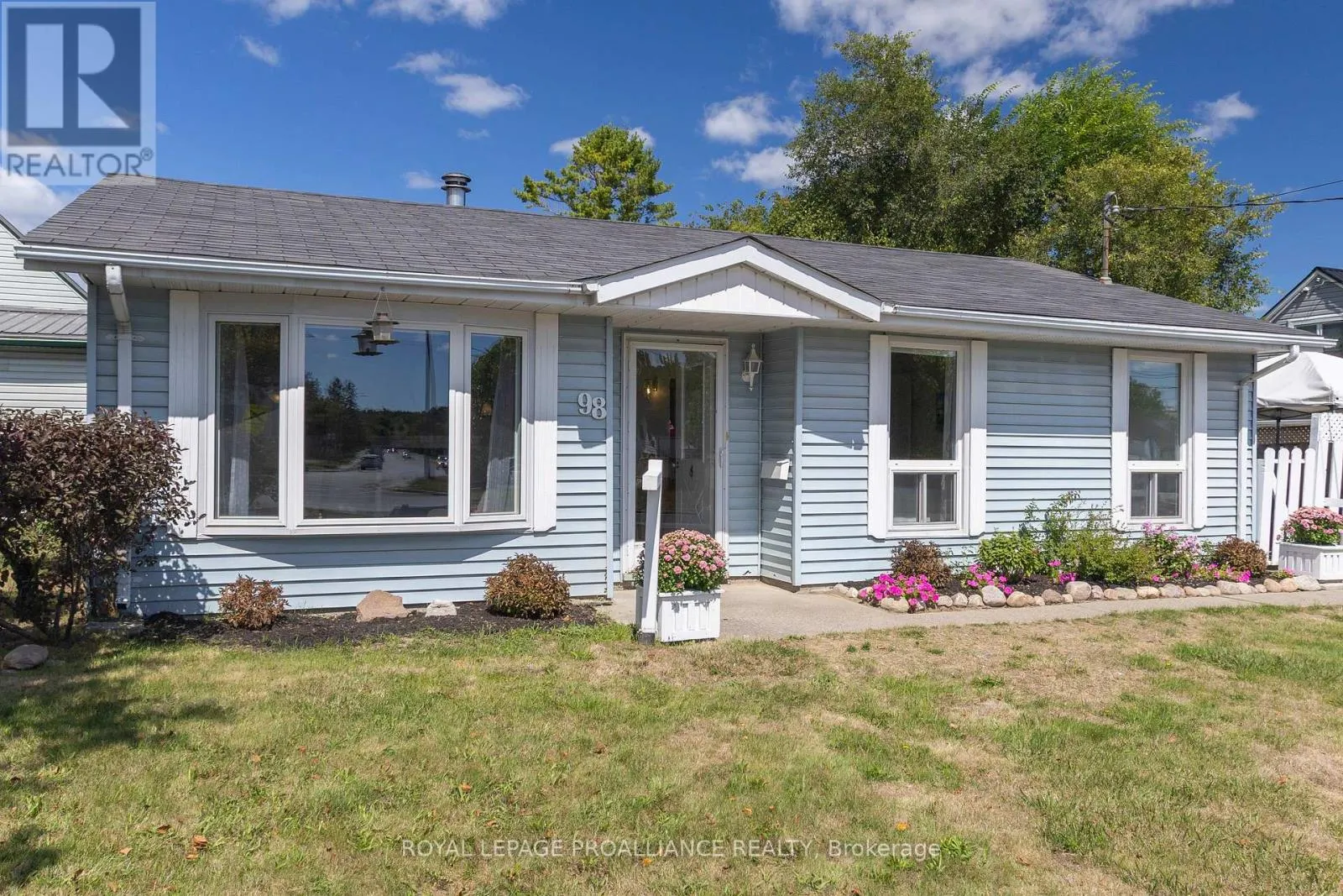 House for rent: 98 East Davis Street, Quinte West, Ontario K8V 6H4