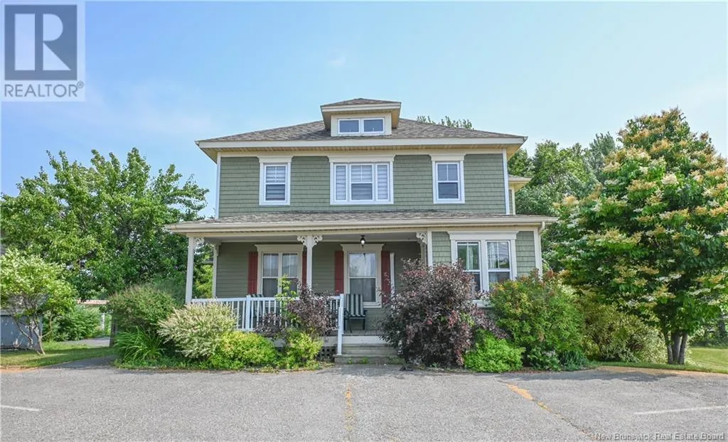 House for rent: 98 Saint-pierre Ouest Boulevard, Caraquet, New Brunswick E1W 1B6