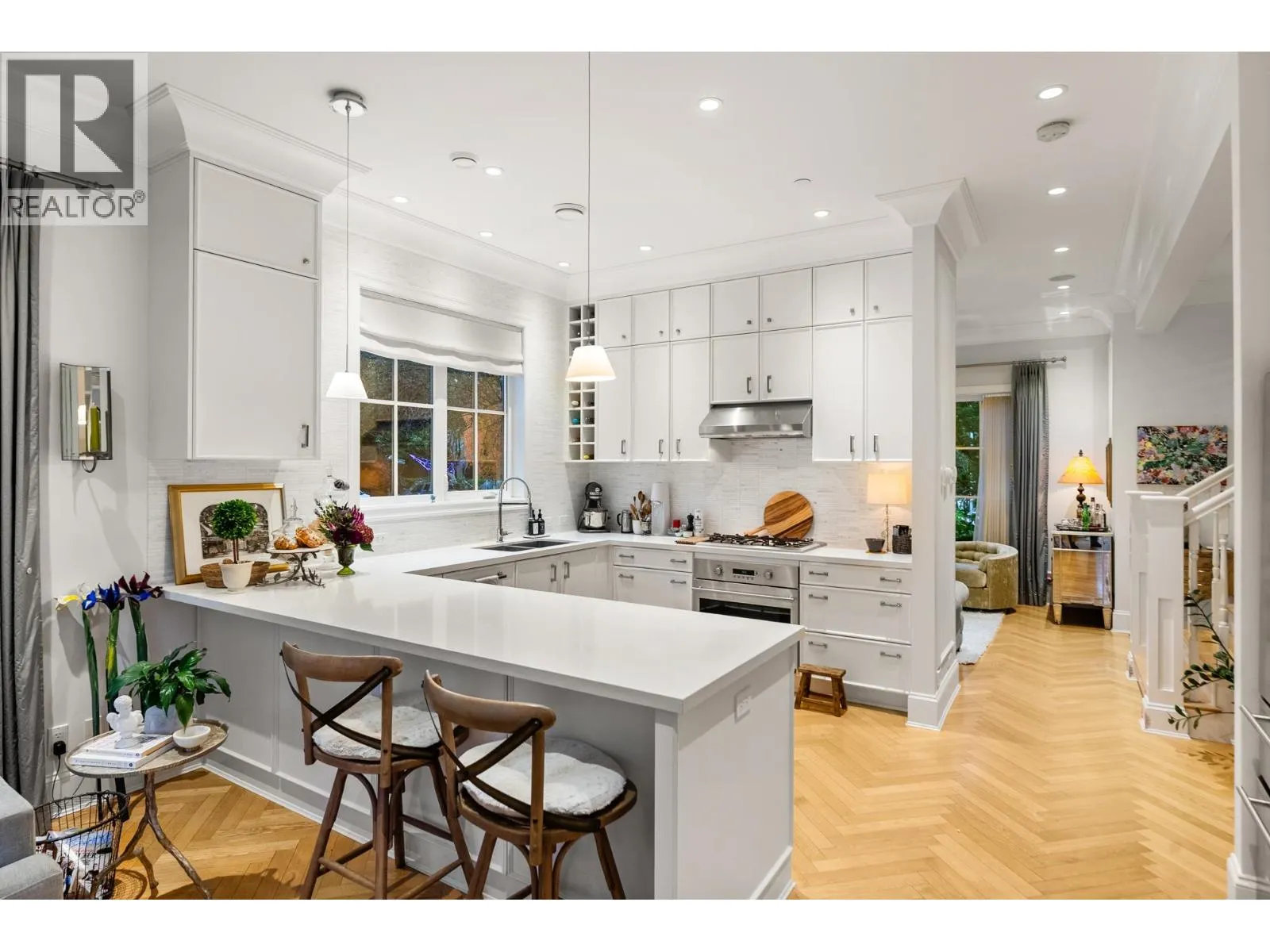 House for rent: 98 W 18th Avenue, Vancouver, British Columbia V5Y 2A4