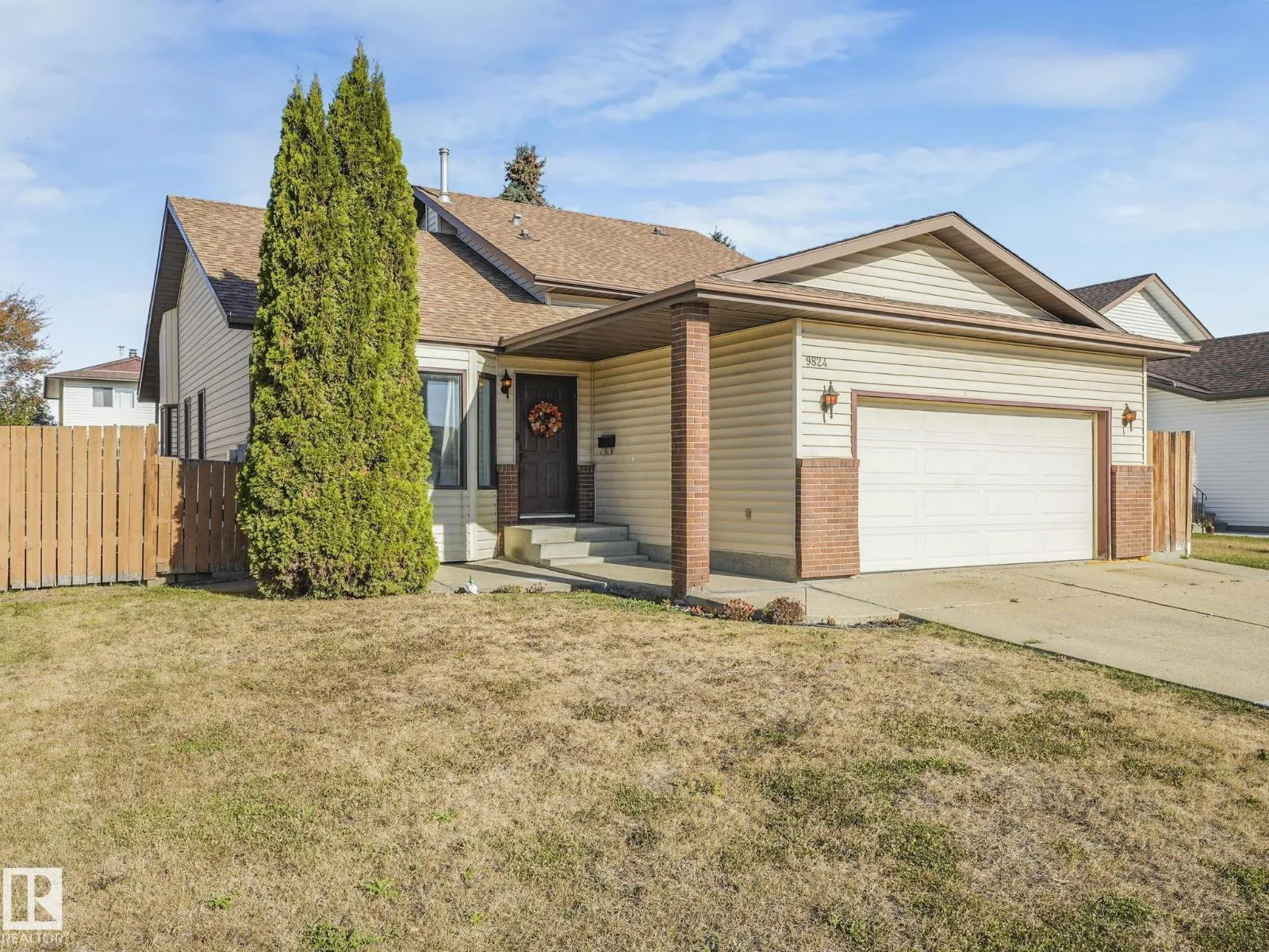 House for rent: 9824 164 Av Nw, Edmonton, Alberta T5X 5H6