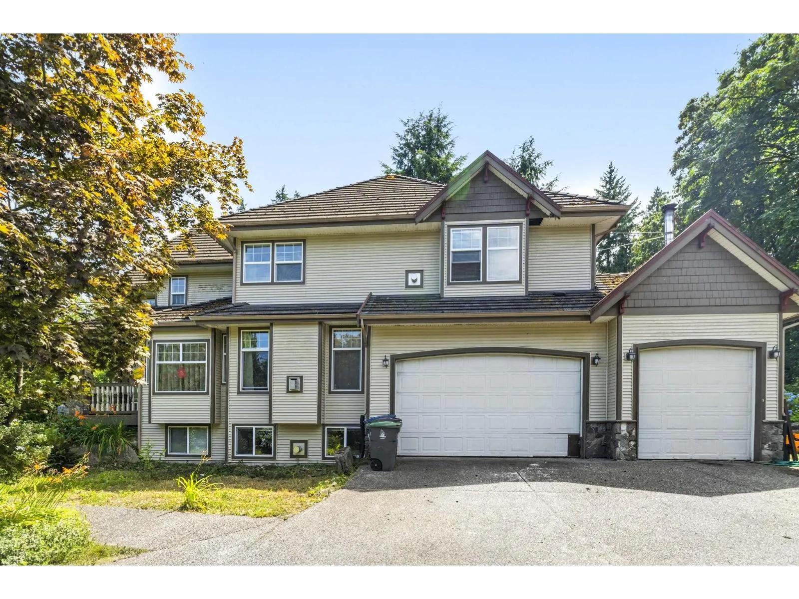 House for rent: 9833 182 Street, Surrey, British Columbia V4N 5A9