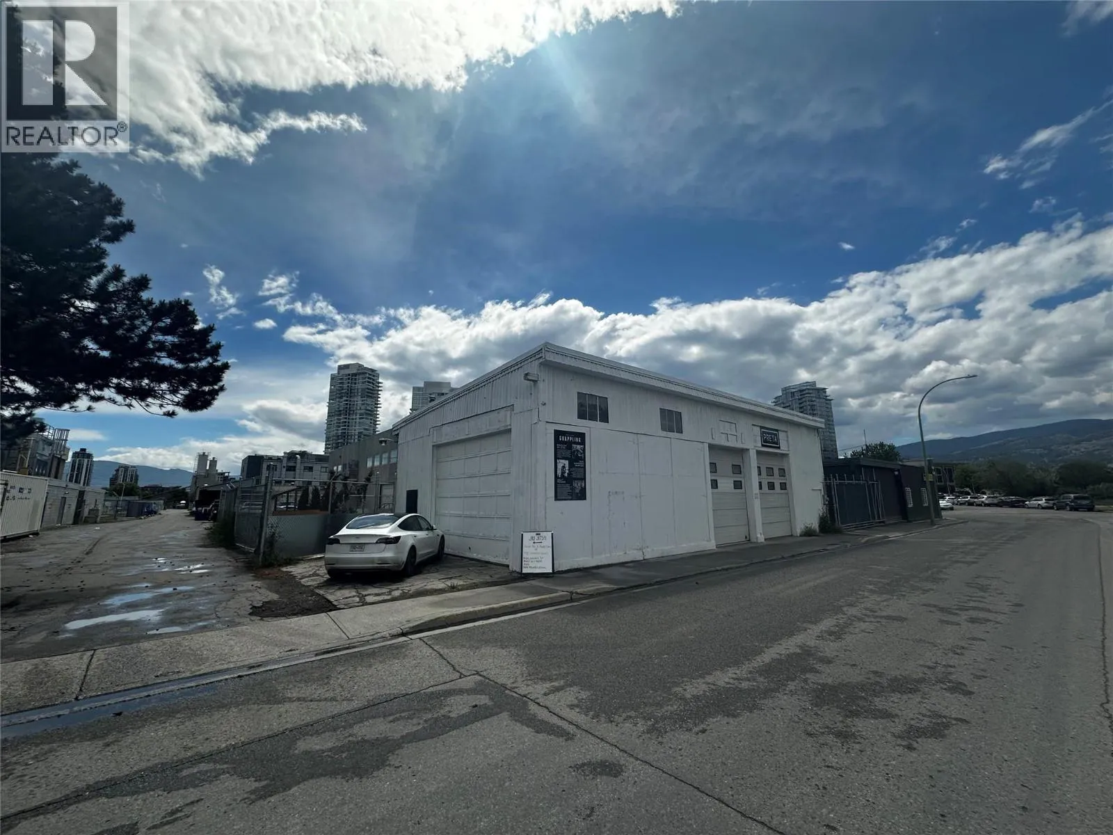 Retail for rent: 991 Ellis Street, Kelowna, British Columbia V1Y 1Z3