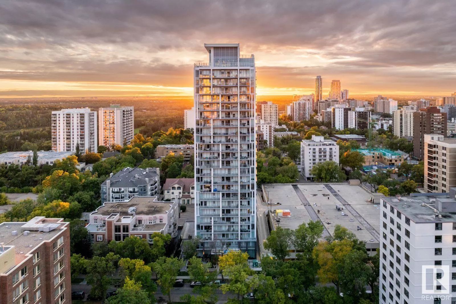 Apartment for rent: 9922 111 St Nw, Edmonton, Alberta T5K 1K2