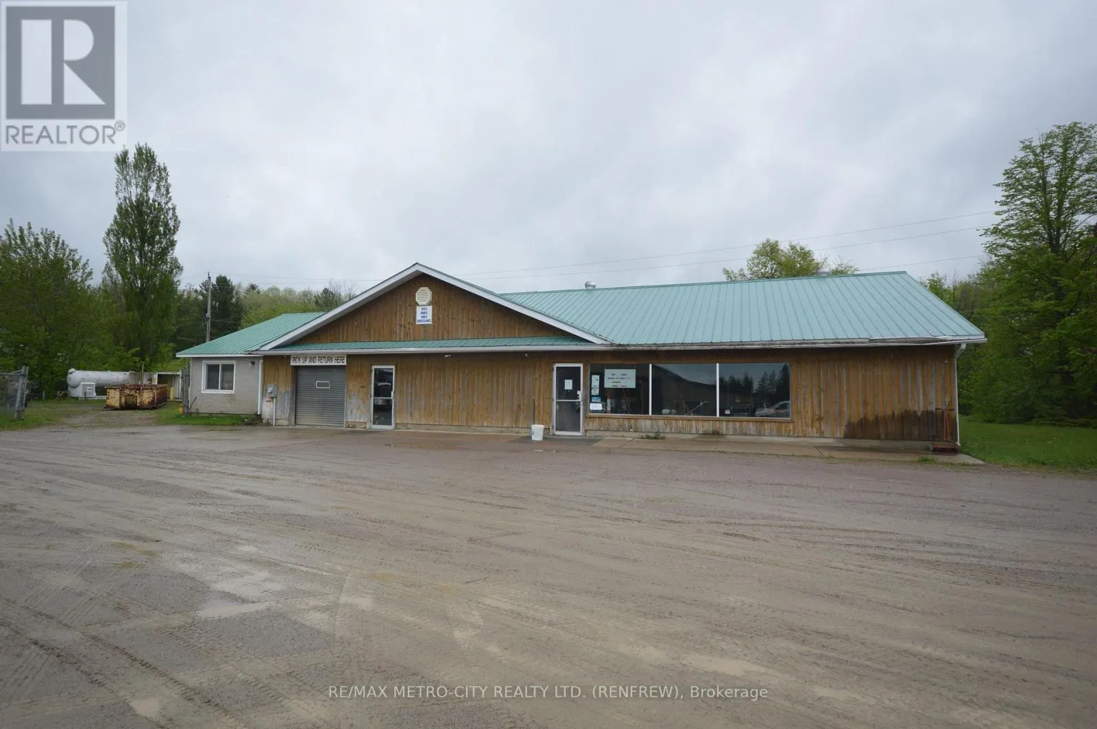 997 Gillan Road, Renfrew, Ontario K7V 3Z4