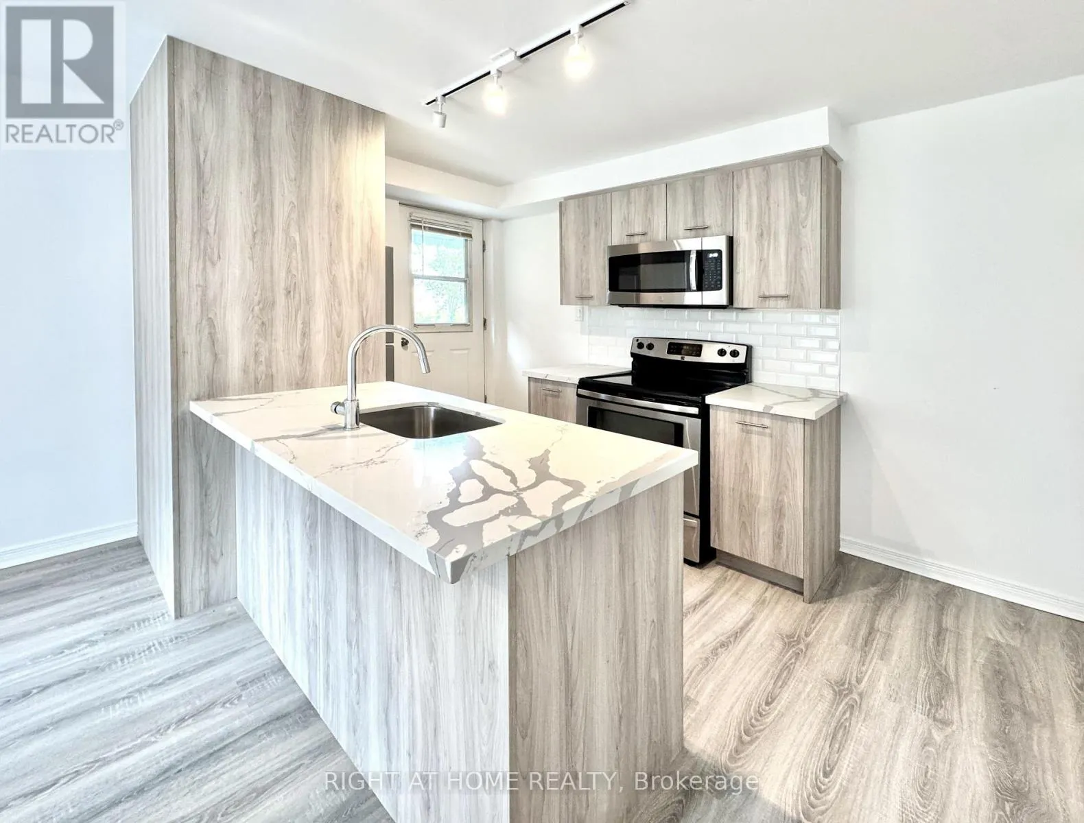 Triplex for rent: A - 469 Queen Street, Newmarket, Ontario L3Y 2H3