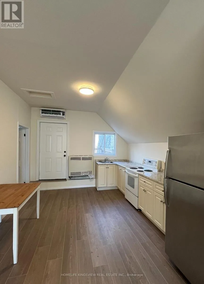 Other for rent: A - 647 Talbot Street, St. Thomas, Ontario N5P 1C9