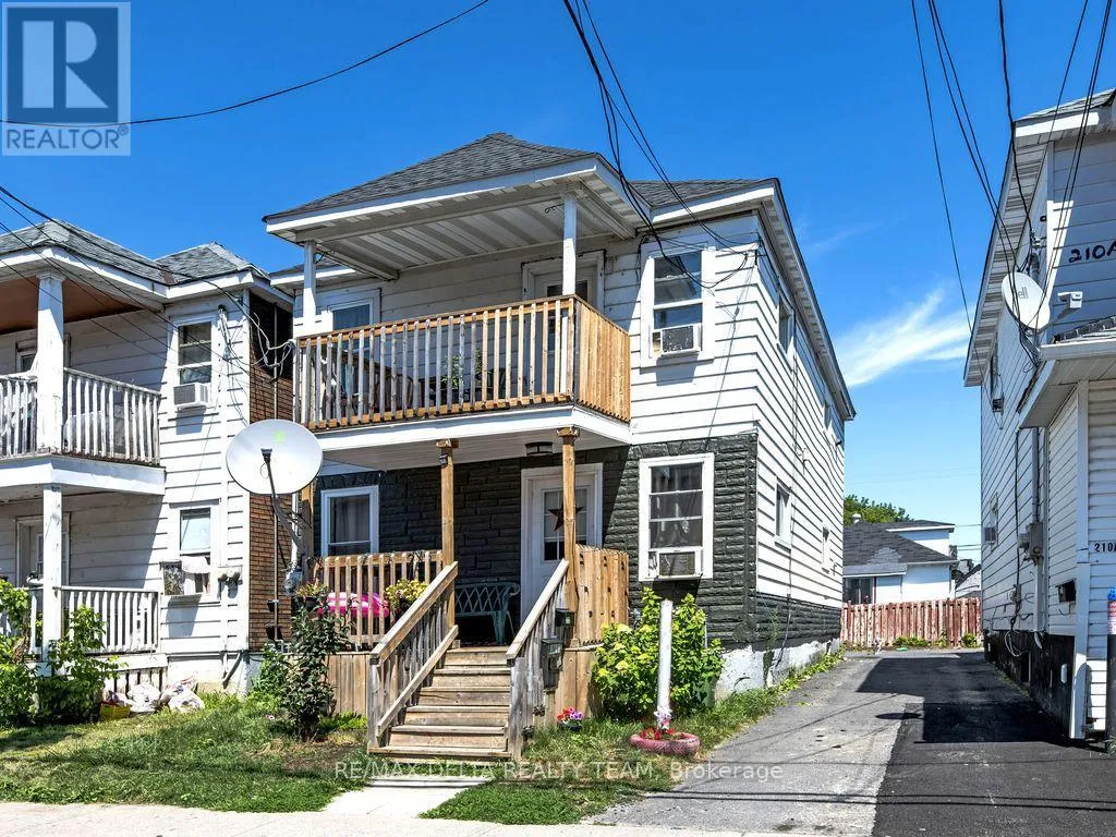 Duplex for rent: A (upper Unit) - 212 Mc Connell Avenue, Cornwall, Ontario K6H 4L3