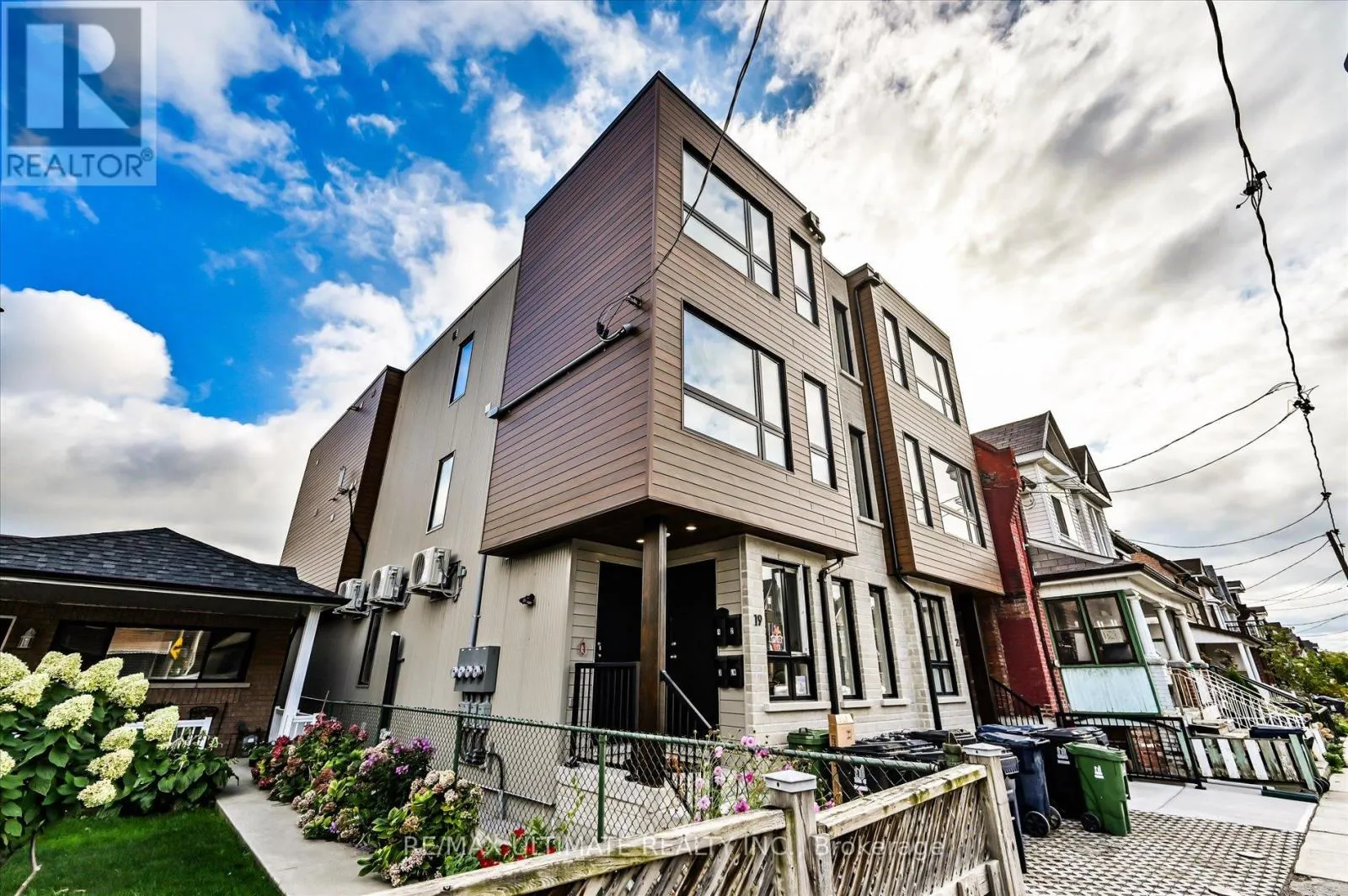 Triplex for rent: #apt 1 - 19 Lappin Avenue, Toronto, Ontario M6H 1Y3