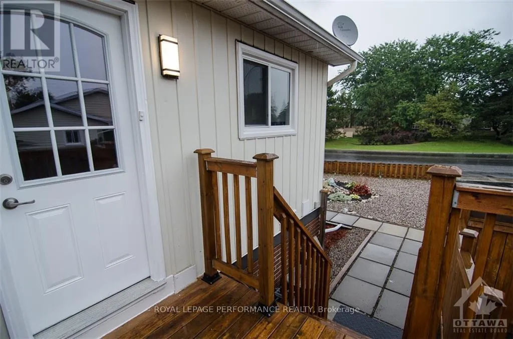 House for rent: B - 111 Dalehurst Drive, Ottawa, Ontario K2G 4E2