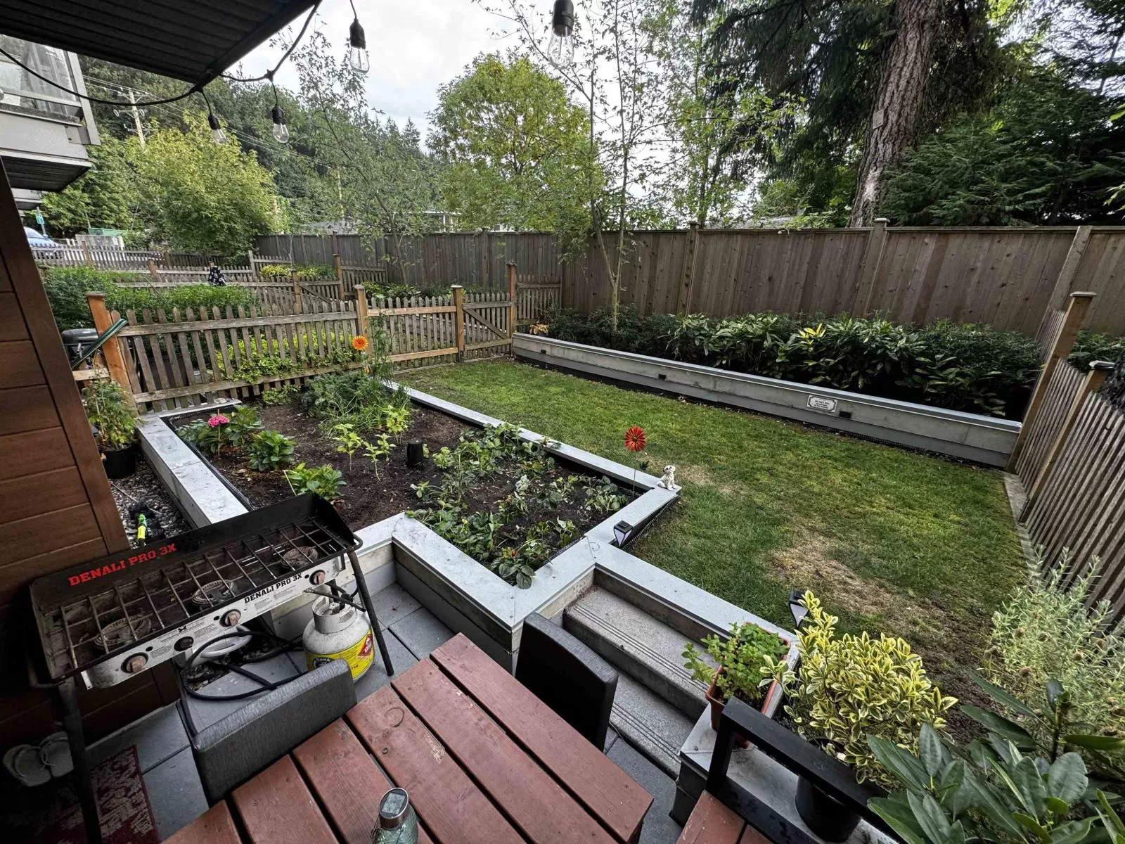 Apartment for rent: B104 9689 140 Street, Surrey, British Columbia V3T 0P3