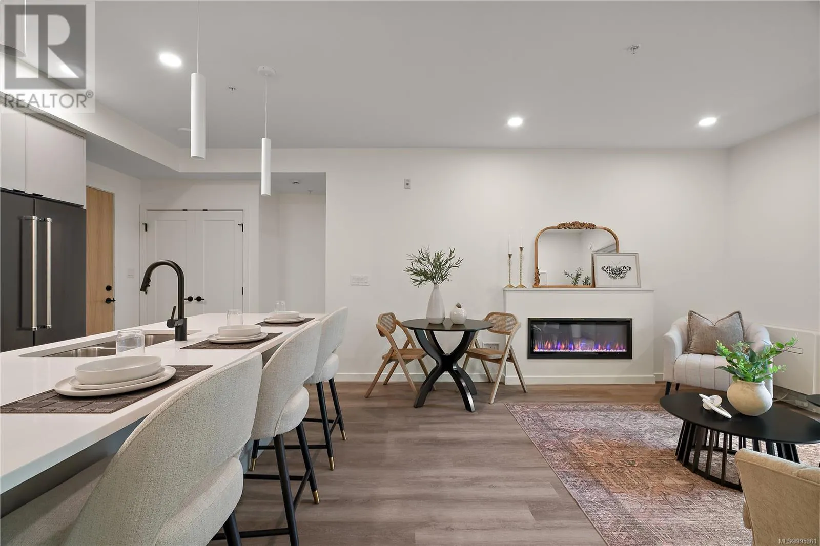 Apartment for rent: B304 1102 Esquimalt Rd, Esquimalt, British Columbia V9A 6A1