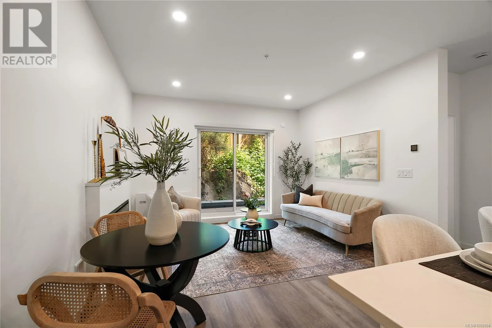 Apartment for rent: B404 1102 Esquimalt Rd, Esquimalt, British Columbia V9A 6A1