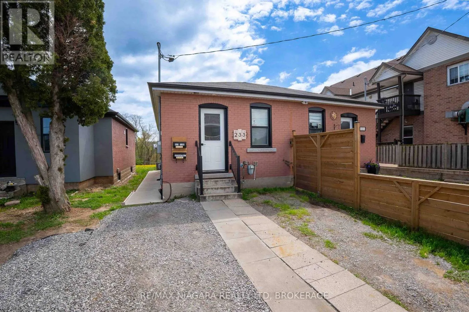 House for rent: Basement - 233 Pelham Road, St. Catharines, Ontario L2S 1W8