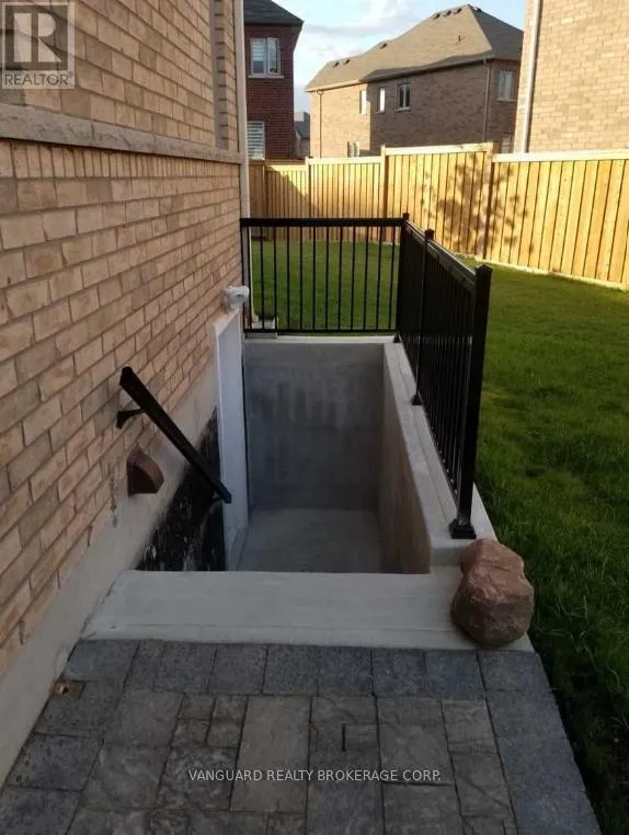 Row / Townhouse for rent: Basement - 332 Luck Court, Newmarket, Ontario L3X 0J5