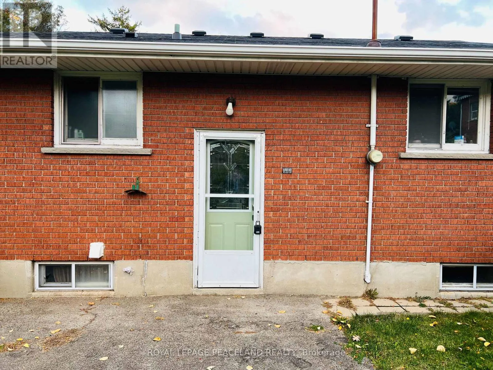 House for rent: Basement - 403 Denlow Avenue, Hamilton, Ontario L9C 1K1