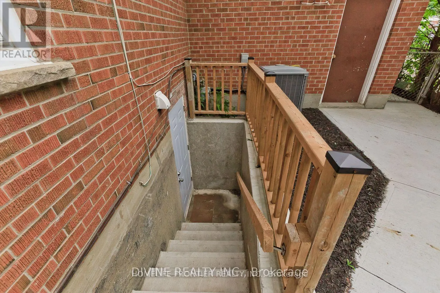 House for rent: Basement - 759 Bloor Street N, Mississauga, Ontario L3Y 2M7