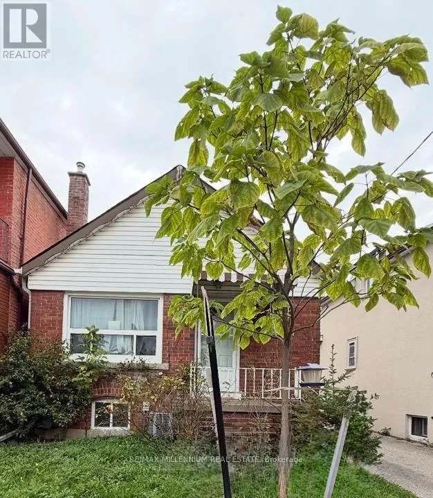 House for rent: Bedroom 1 - 32 Belgravia Avenue, Toronto, Ontario M6E 2M5