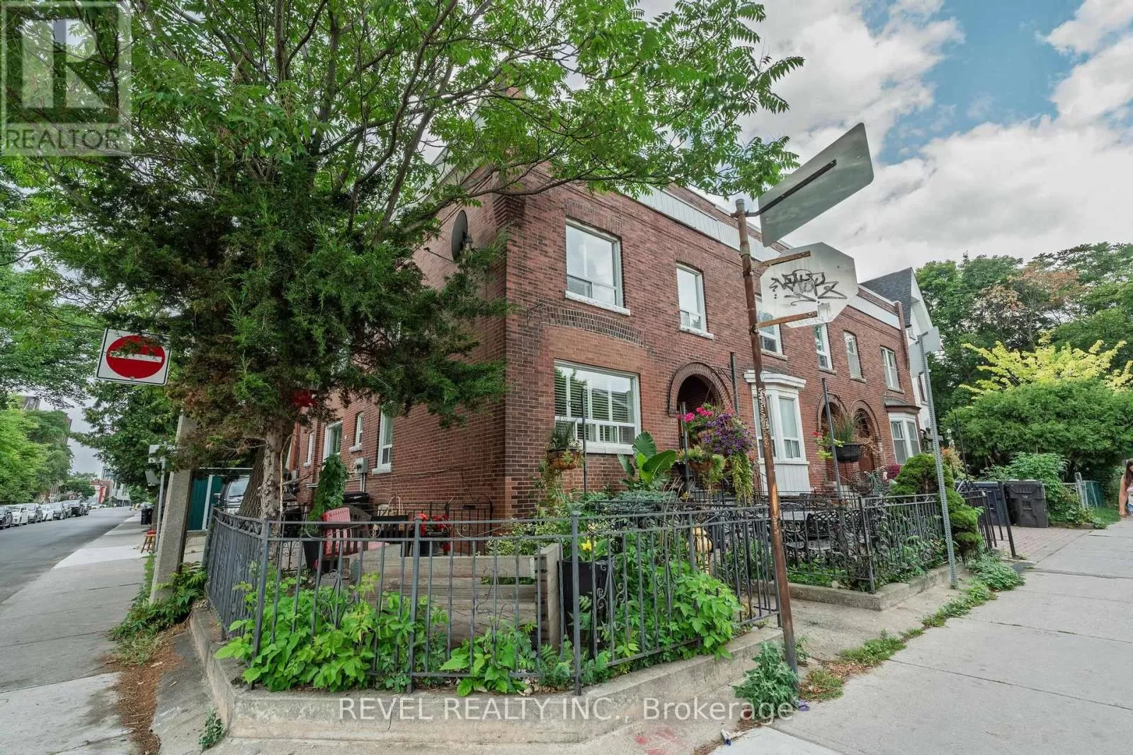 Duplex for rent: Bsmt - 16a Denison Avenue, Toronto, Ontario M5T 2M5