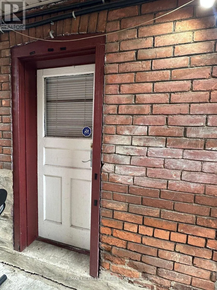 Duplex for rent: Bsmt - 25 Barnesdale Avenue S, Hamilton, Ontario L8M 2V1