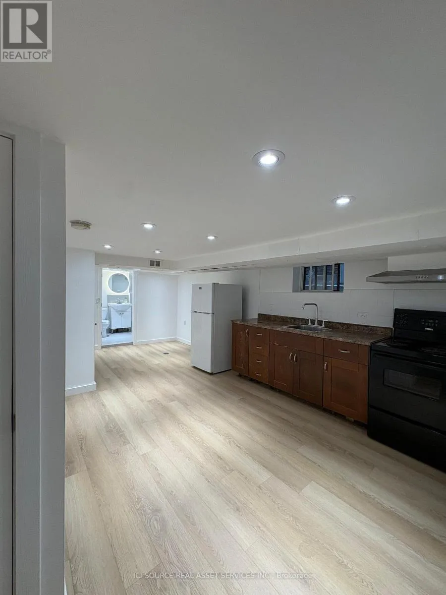 House for rent: Bsmt - 858 Manning Avenue, Toronto, Ontario M6G 2W8