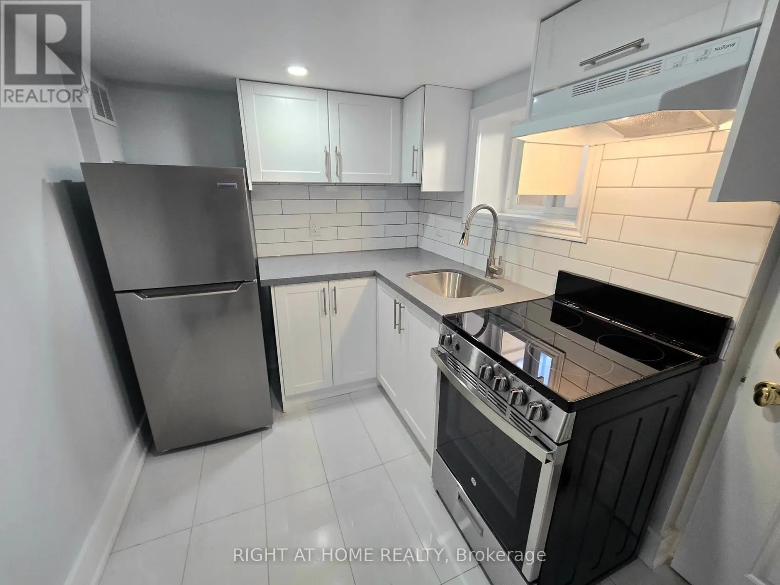 House for rent: Bsmt - 984 Ossington Avenue, Toronto, Ontario M6G 3V6